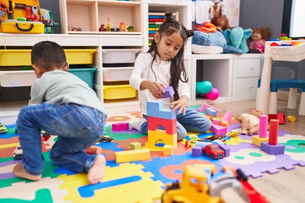 Liebenswerter Junge Und Mädchen Spielen Kindergarten Mit Bauklötzen — Stockfoto