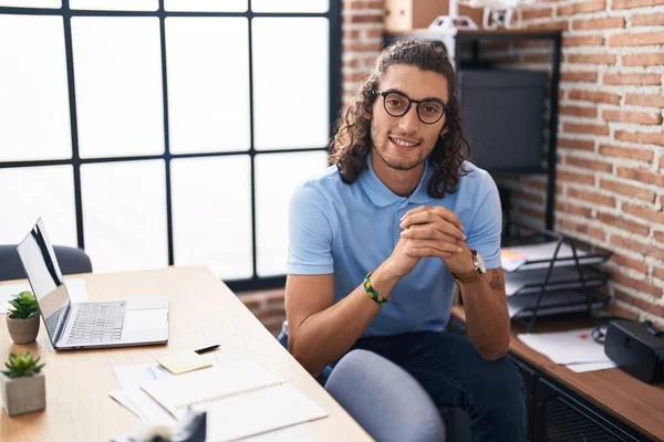 Young Hispanic Man Business Worker Smiling Confident Sitting Table Office — Stockfoto