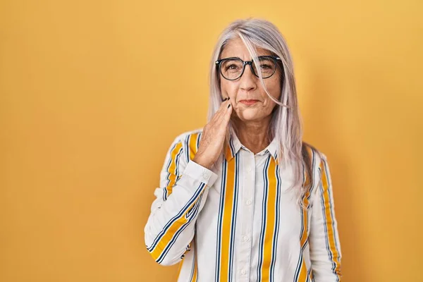 Mujer Mediana Edad Con Pelo Gris Pie Sobre Fondo Amarillo —  Fotos de Stock
