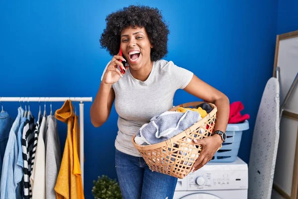 Mulher Negra Com Cabelo Encaracolado Segurando Cesta Roupa Falando Telefone — Fotografia de Stock
