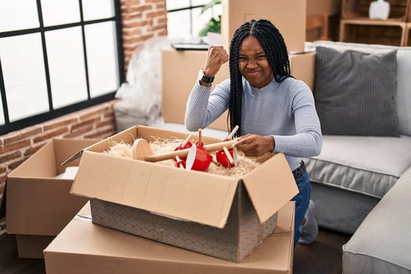 Afro Amerikalı Bir Kadın Yeni Evine Taşınıyor Kutuları Açıyor Öfkeyle — Stok fotoğraf