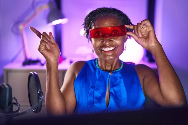 Afrykańska Kobieta Dredami Grająca Gry Wideo Okularach Wirtualnej Rzeczywistości Uśmiechnięta — Zdjęcie stockowe