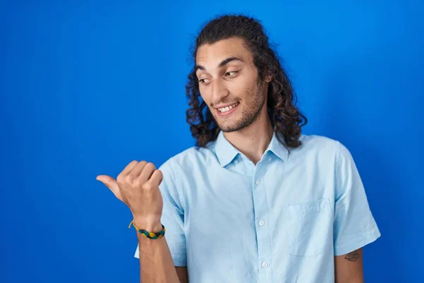 Young Hispanic Man Standing Blue Background Smiling Happy Face Looking — Foto de Stock