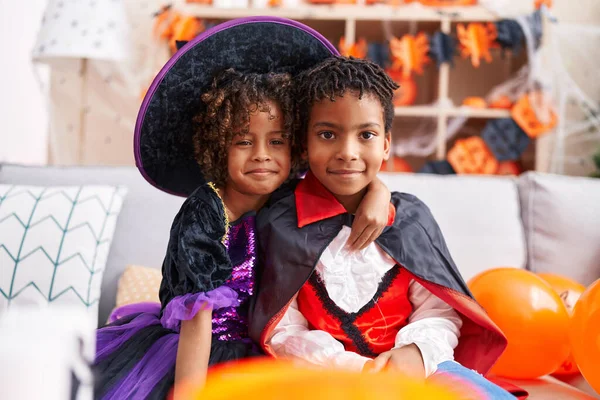 Sevimli Afrikalı Amerikalı Erkek Kız Cadılar Bayramı Kostümü Giyip Evde — Stok fotoğraf