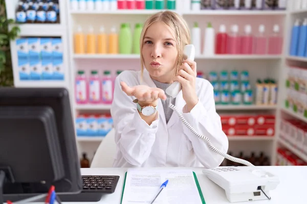 Giovane Donna Caucasica Che Lavora Farmacia Farmacia Parlando Telefono Guardando — Foto Stock