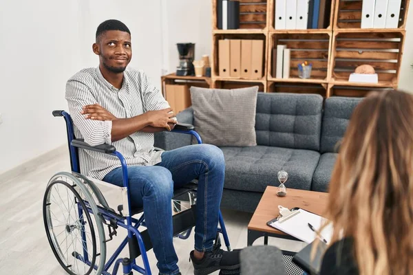 Afroamerikanischer Therapeut Sitzt Rollstuhl Und Lächelt Zur Seite Und Starrt — Stockfoto