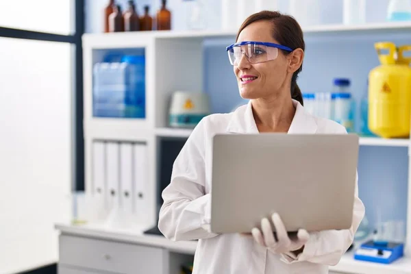 Mulher Meia Idade Vestindo Uniforme Cientista Usando Laptop Laboratório — Fotografia de Stock
