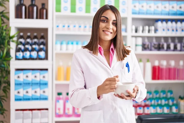 Молода Красива Іспаномовна Жінка Фармацевт Посміхаючись Впевнено Робить Суміш Аптеці — стокове фото
