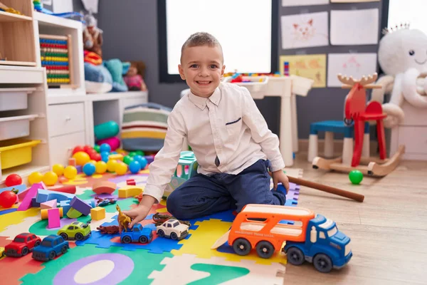 愛らしいCucasian男の子遊びますともに恐竜のおもちゃで床に座って幼稚園 — ストック写真