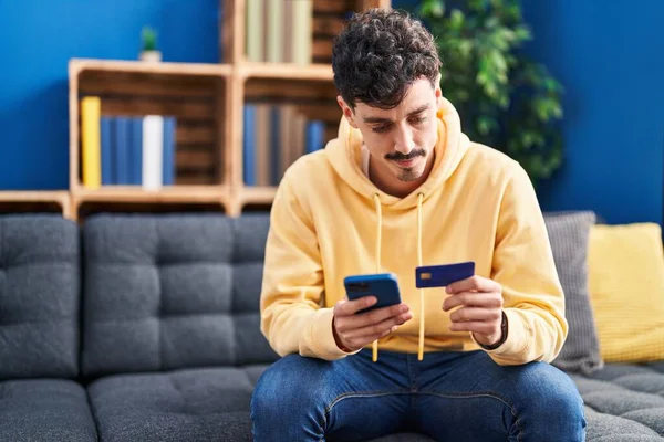 Young Caucasian Man Using Smartphone Credit Card Sitting Sofa Home — Stock Photo, Image