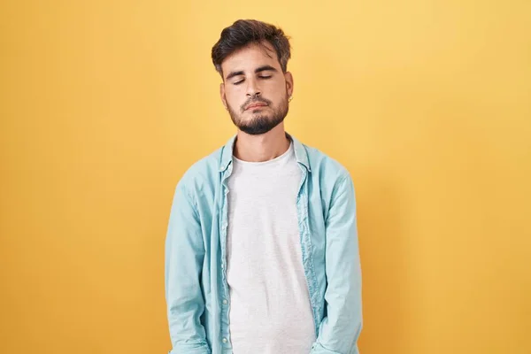 Jonge Spaanse Man Met Tatoeages Gele Achtergrond Slaperig Moe Uitgeput — Stockfoto
