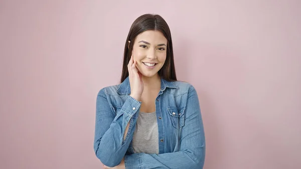 Junge Schöne Hispanische Frau Lächelt Selbstbewusst Vor Isoliertem Rosa Hintergrund — Stockfoto