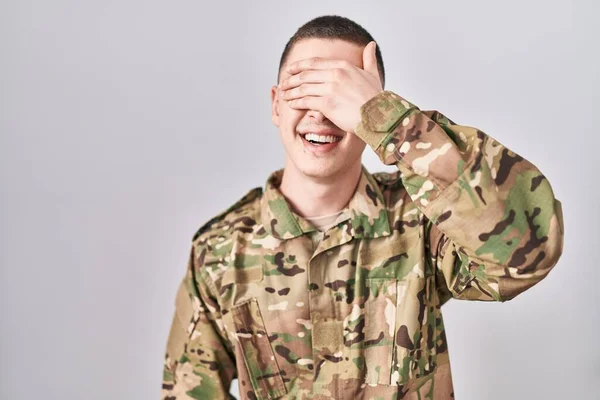 Unge Mann Kamuflasjeuniform Smiler Ler Med Hånden Øynene Overraske Blindt – stockfoto