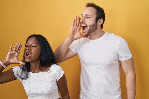 Interracial Couple Standing Yellow Background Shouting Screaming Loud Side Hand — Stock Photo, Image