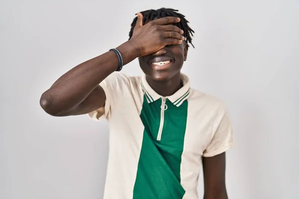 Hombre Africano Con Rastas Pie Sobre Fondo Aislado Sonriendo Riendo — Foto de Stock