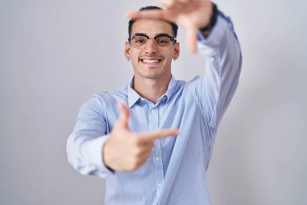 英俊的惊慌失措的男人 身穿商务服装 戴着眼镜 面带微笑 手指手画脚 面带笑容 创意与摄影概念 — 图库照片