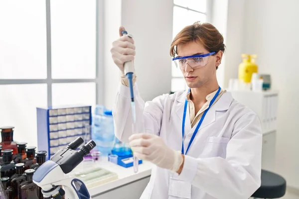 Young Caucasian Man Scientist Pouring Liquid Test Tube Laboratory — Stockfoto