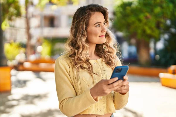 Jonge Vrouw Lacht Vol Vertrouwen Met Smartphone Het Park — Stockfoto