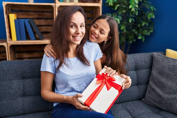 Woman Girl Mother Daughter Surprise Gift Home — Stock Photo, Image
