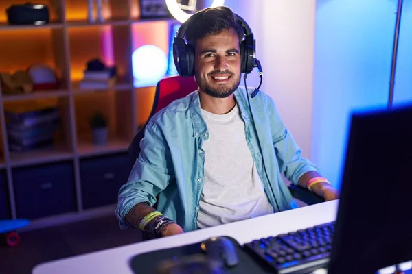 Young Hispanic Man Streamer Smiling Confident Sitting Table Gaming Room — ストック写真