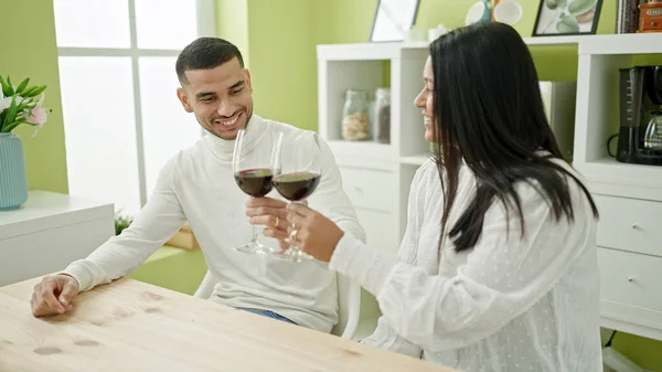 Man Vrouw Paar Toosten Met Glas Wijn Thuis — Stockfoto