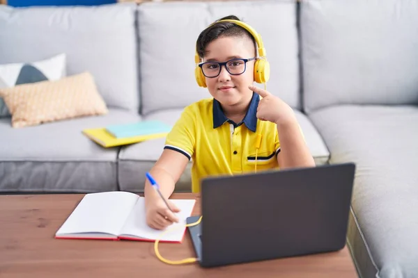 Jong Hispanic Kind Doen Huiswerk Met Laptop Thuis Lachend Gelukkig — Stockfoto