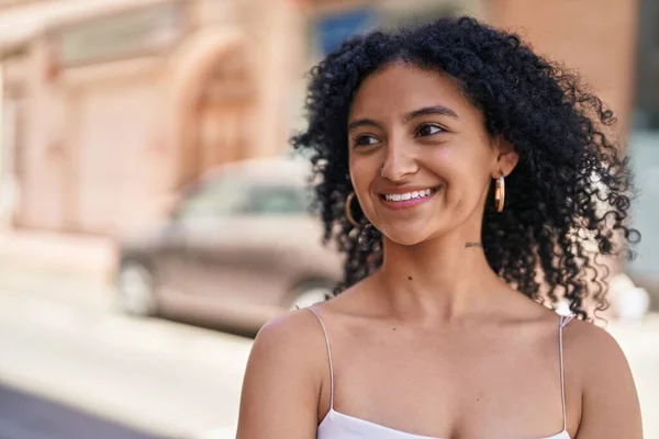 Joven Mujer Hispana Sonriendo Confiada Mirando Lado Calle — Foto de Stock