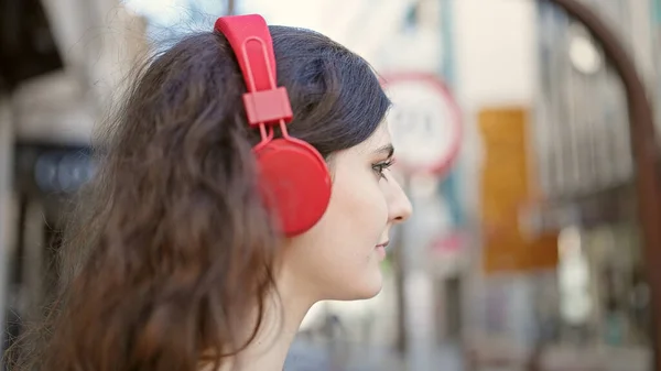 Joven Mujer Hispana Hermosa Escuchando Música Con Expresión Seria Calle —  Fotos de Stock