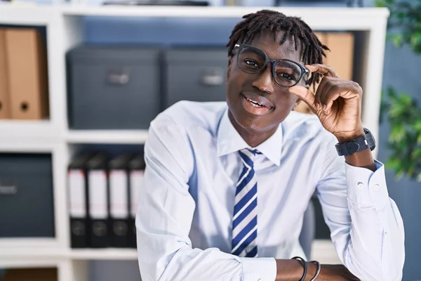 Afrykański Amerykański Człowiek Biznes Pracownik Uśmiechnięty Pewnie Siedzi Stole Biurze — Zdjęcie stockowe