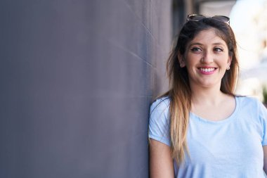 Sokakta kendine gülen genç İspanyol kadın.