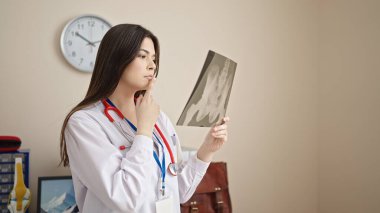 Genç, güzel İspanyol kadın doktor. Klinikte dikiliyor.