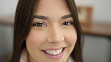 Genç, güzel, İspanyol bir kadın evde kendine güveniyor.