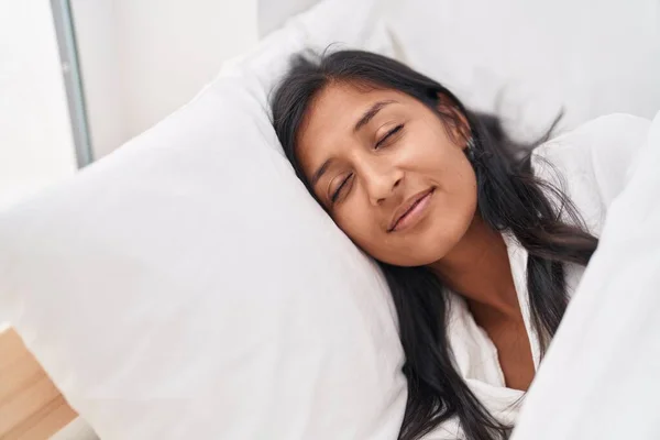 Молодая Красивая Латиноамериканка Лежит Кровати Спит Спальне — стоковое фото