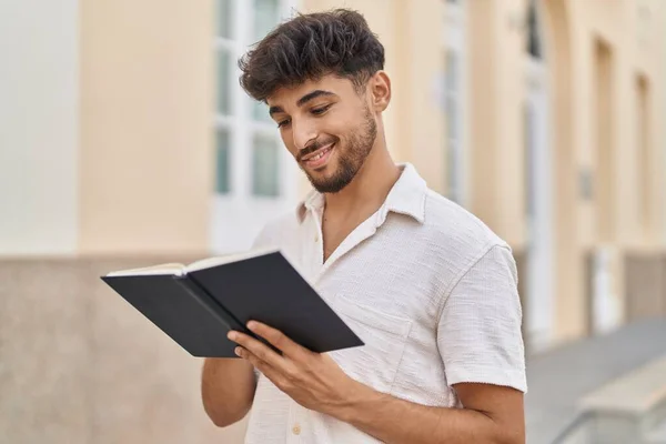 Joven Árabe Sonriendo Confiado Libro Lectura Calle —  Fotos de Stock