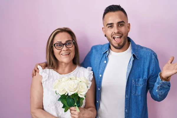 Mãe Hispânica Filho Juntos Segurando Buquê Flores Brancas Celebrando Louco — Fotografia de Stock