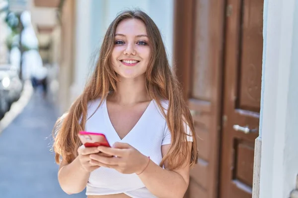 Sokakta Akıllı Telefon Kullanan Kendine Güvenen Genç Sarışın Kadın — Stok fotoğraf