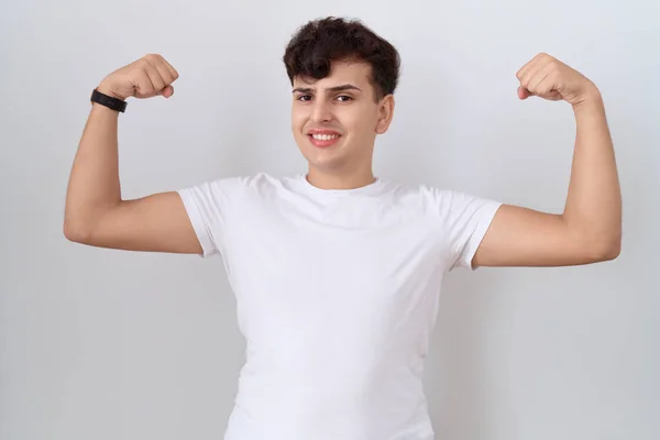 Joven Hombre Binario Con Camiseta Blanca Casual Mostrando Los Músculos — Foto de Stock