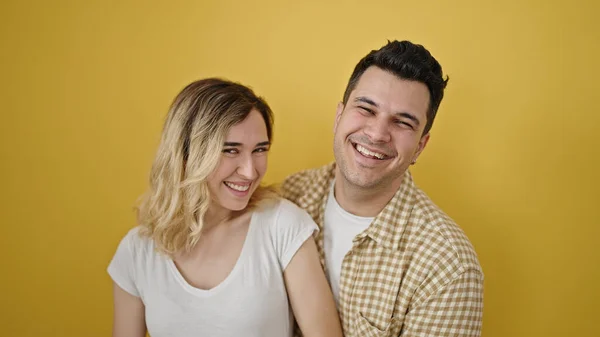Mann Und Frau Lächeln Selbstbewusst Zusammen Vor Isoliertem Gelben Hintergrund — Stockfoto
