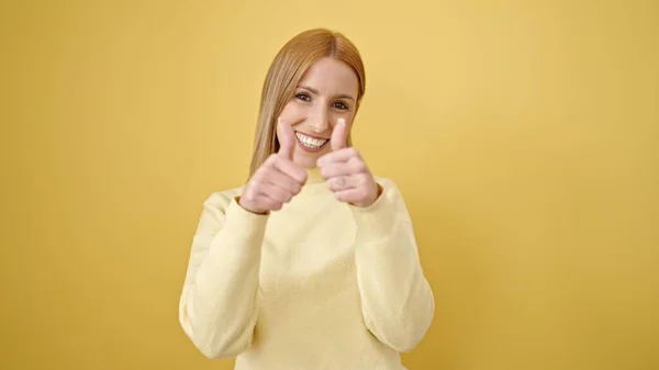 Junge Blonde Frau Lächelt Mit Erhobenem Daumen Über Gelbem Hintergrund — Stockfoto