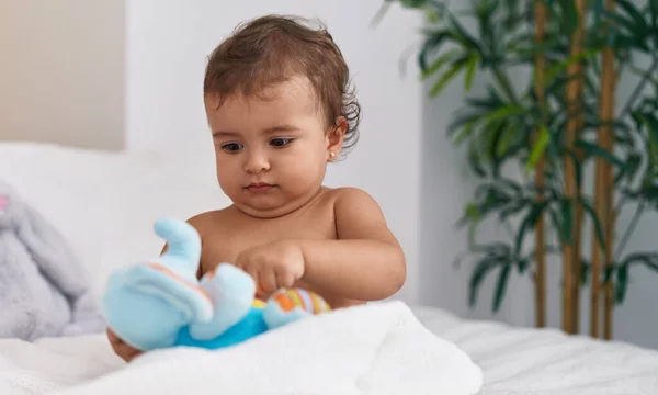 Entzückendes Hispanisches Baby Sitzt Auf Bett Und Spielt Mit Elefantenpuppe — Stockfoto