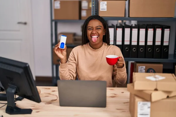 환경에서 일하는 흑인젊은 아프리카 미국인 커피를 마시는 재미있는 표현으로 — 스톡 사진