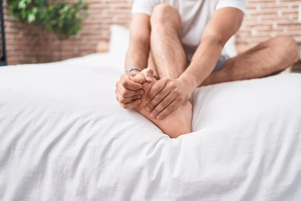 Ayakları Ağrıdığı Için Acı Çeken Genç Bir Spanyol Yatak Odasında — Stok fotoğraf