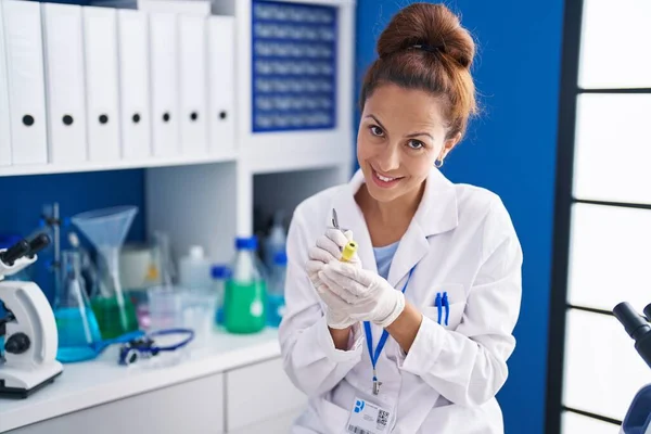 实验室尿检管上的年轻女科学家 — 图库照片