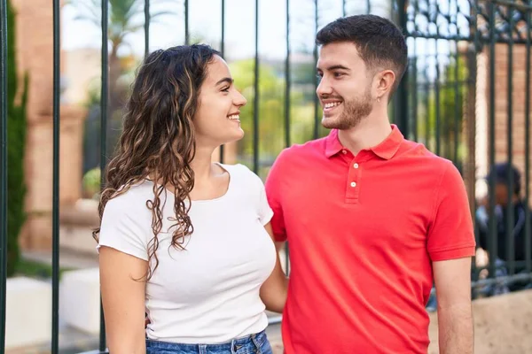 Genç Spanyol Çift Gülümsüyor Sokakta Birbirlerine Sarılıyorlar — Stok fotoğraf