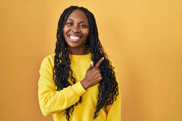 Afrikansk Kvinna Står Över Gul Bakgrund Glad Med Ett Leende — Stockfoto