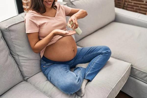 Mujer Latina Joven Embarazada Aplicando Loción Crema Vientre Piel Casa — Foto de Stock