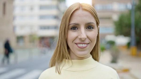 Jonge Blonde Vrouw Glimlachen Zelfverzekerd Staan Straat — Stockfoto