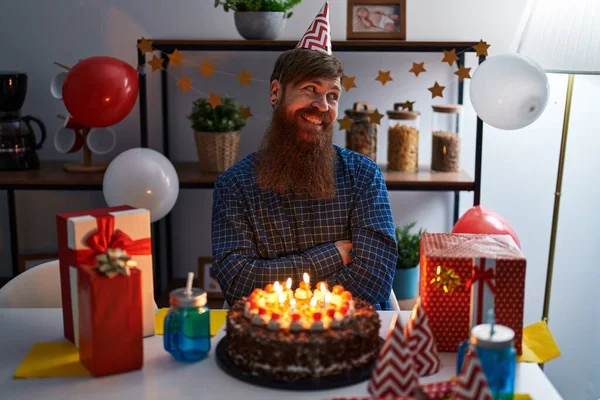Homem Caucasiano Com Barba Longa Comemorando Aniversário Segurando Grande Bolo — Fotografia de Stock
