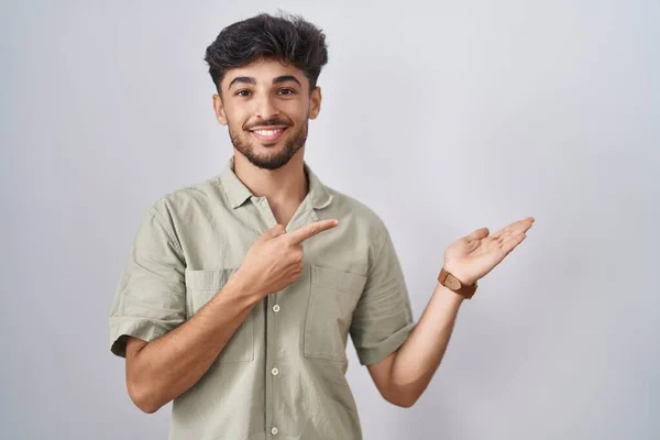 Araber Mit Bart Steht Vor Weißem Hintergrund Erstaunt Und Lächelt — Stockfoto