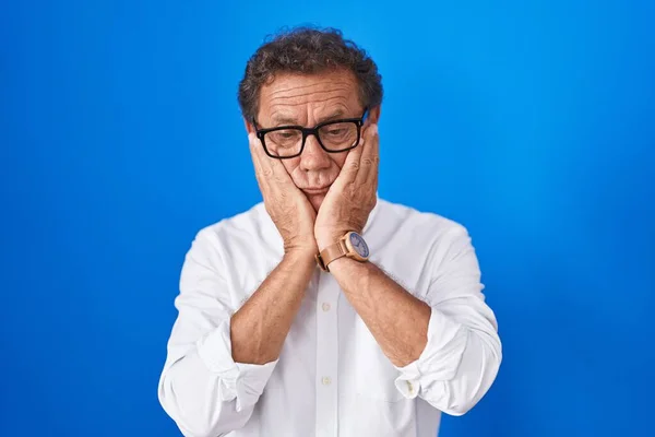 Hombre Hispano Mediana Edad Pie Sobre Fondo Azul Manos Cansadas —  Fotos de Stock